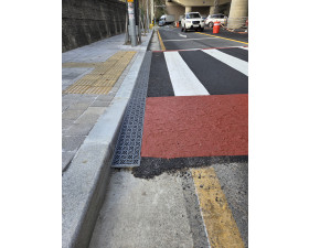 고원식횡단보도에 bf그레이팅이 설치된 배수트렌치